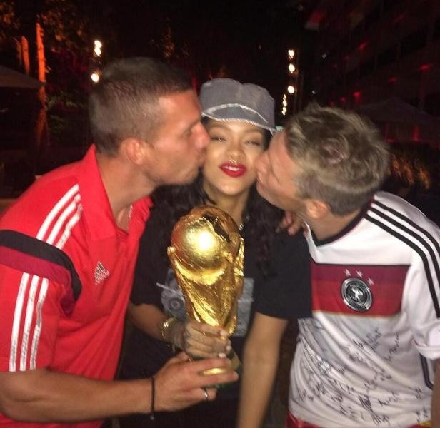 Rihanna s trofejou a nemeckými víťazmi 